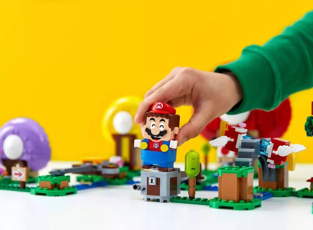 Lego Mario joué par un enfant